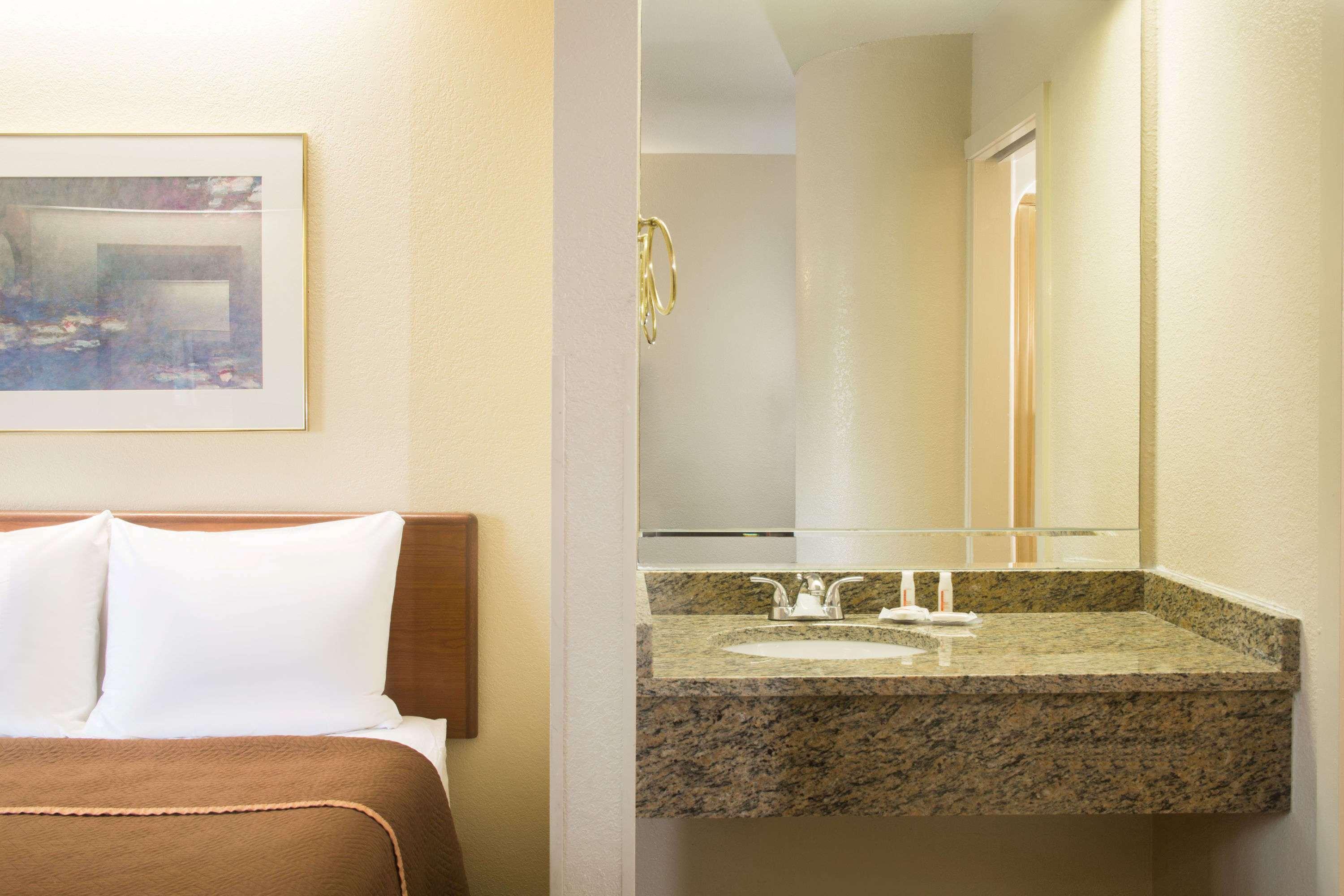 Travelodge By Wyndham Fort Myers Airport Kültér fotó